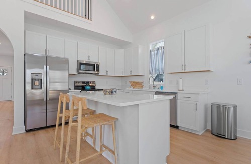 Colonial Beach House | The Ultimate Coastal Getaway – Walk to Beach & Dining in Colonial Beach