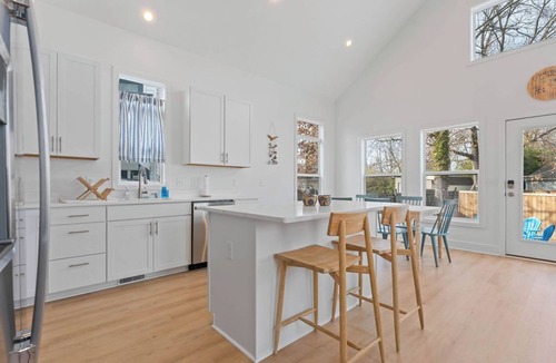 Colonial Beach House | The Ultimate Coastal Getaway – Walk to Beach & Dining in Colonial Beach