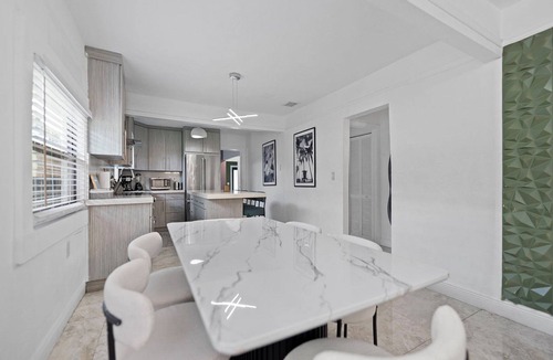 Allapattah House | The Velvet Palm | Pool | Hot Tub | Midtown