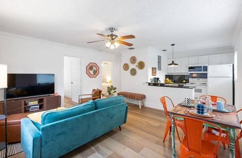Sailboat Bend Apartment | The Yellow Submarine Sailboat Bend