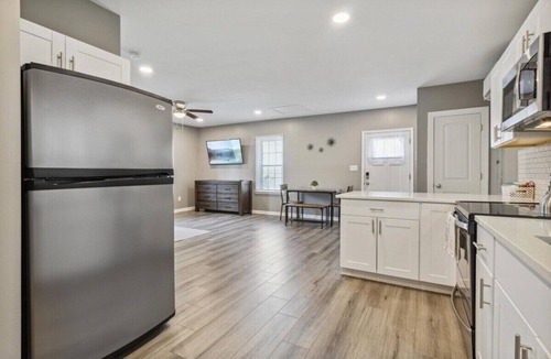 Buckroe Beach House | This guest house is a 1 bedroom(s), 1 bathrooms, located in Hampton, VA.