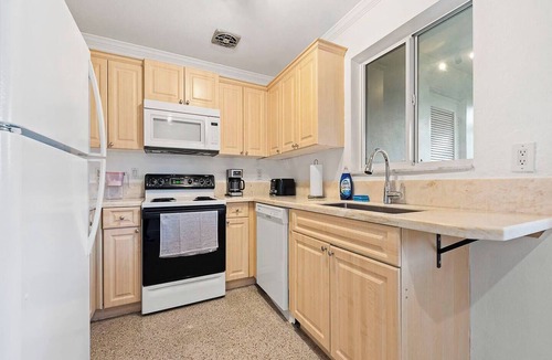 Coral Ridge Isles House | This house is a 2 bedroom(s), 2 bathrooms, located in Fort Lauderdale, FL.