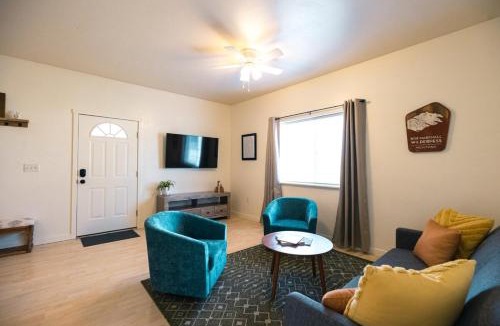 Evergreen House | Thoughtful Townhome Fast WiFi Enclosed Garage