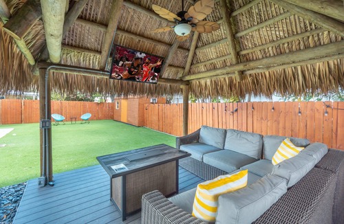 Fort Lauderdale House | Tiki Hut | BBQ | Turfed, private yard & Updated Home