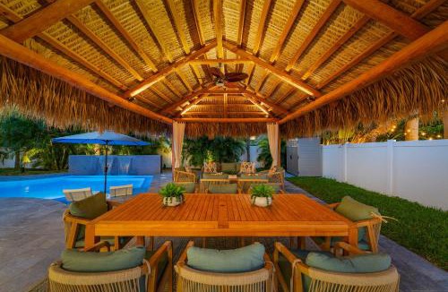 North Corals House | Tiki Hut Paradise Mins to Beach w Fire Pit