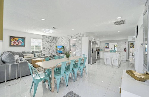 Dania Beach House | TIKI PARADISE OASIS W/HEATED POOL AND JACUZZI. Modern home close to the Beach