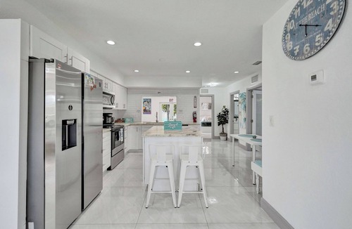 Dania Beach House | TIKI PARADISE OASIS W/HEATED POOL AND JACUZZI. Modern home close to the Beach