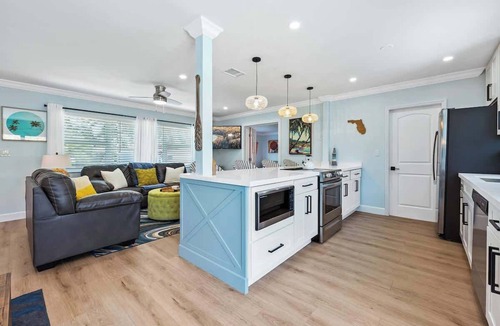 Dania Beach House | Tiki Paradise! Pool, mini golf, kids’ playhouse, arcade!
