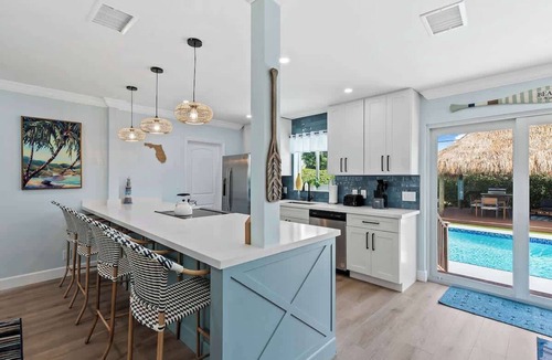 Dania Beach House | Tiki Paradise! Pool, mini golf, kids’ playhouse, arcade!