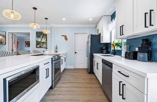 Dania Beach House | Tiki Paradise! Pool, mini golf, kids’ playhouse, arcade!