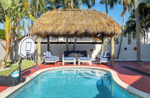 Deerfield Beach House | Tiki Retreat:Salted Pool&Two King Bed Luxe Suites