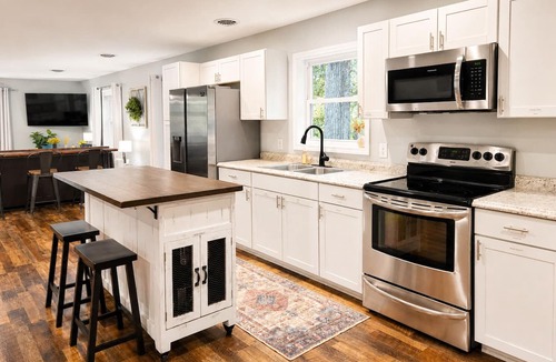 Forest House | Timber View Haven|Spacious Family Retreat| Firepit Playset Grill| 10 Min LU