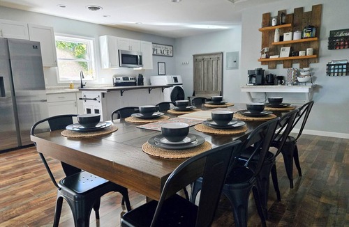 Forest House | Timber View Haven|Spacious Family Retreat| Firepit Playset Grill| 10 Min LU
