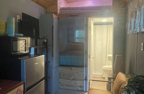 Lincoln House | Tiny House in the Woods, sleeps 3, full bath, linens provided, keurig & k cups