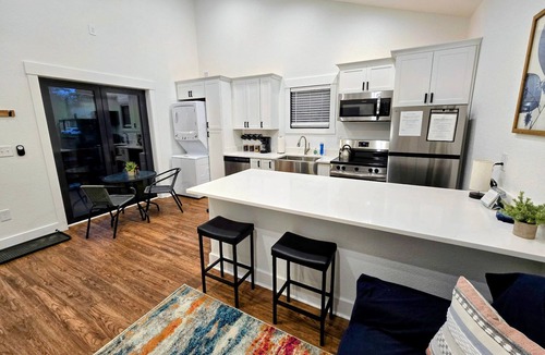 Jarvisburg House | Tiny House. King bed. Queen bed. Quaint Neighborhood Beach!