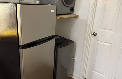 James Madison House | Touch of Grace ~ Cozy 2BR, 1Ba Apartment