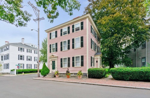 Salem Apartment | Townhouse style unit on Salem Common!