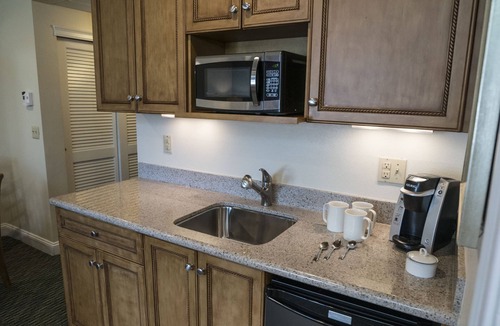 West Yarmouth Resort | Townhouse unit at The Cove Resort just outside Hyannis: Week 28 July