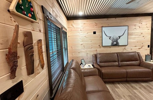 Red Jacket Cabin | Trailside Saloon Lodge #F | 4BR | Sleeps 16 | Hot Tub