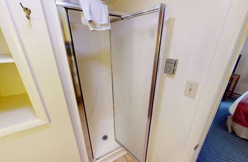 Hamilton Hotel | Tranquil 1-bedroom hotel room in charming Hamilton - #302 Above the Canopy