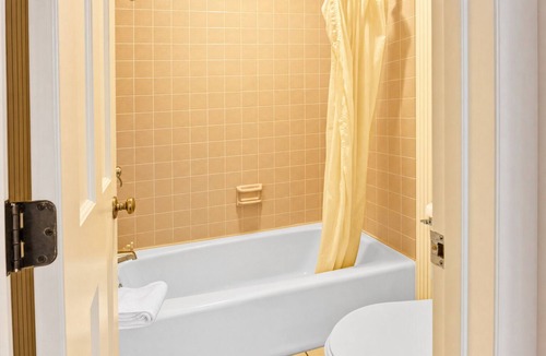 Lewisburg Hotel | Tranquil I-64 Stays | Minutes to Downtown Lewisburg | 2 Units, 2 Full Beds