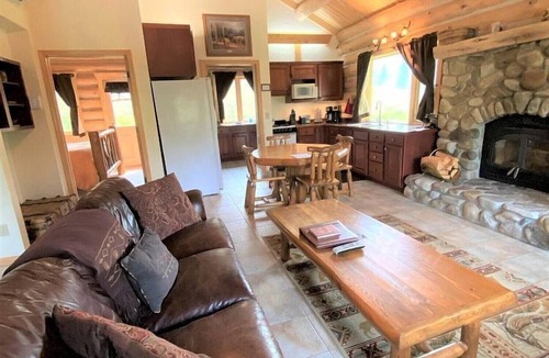 Darby Cabin | Tranquil Mountain Glamping Retreat: Stunning Log Cabin with in Darby, MT