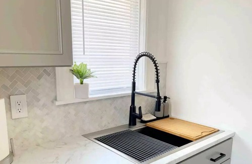 Utica Apartment | Tranquil Urban Haven Stylish 2-BR Apartment