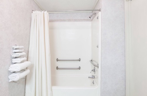 Elkton Hotel | Travelodge by Wyndham Elkton University Area