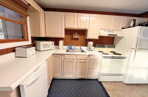 Edray House | Treetop 39 - Snowshoe , Short walk to The Village!