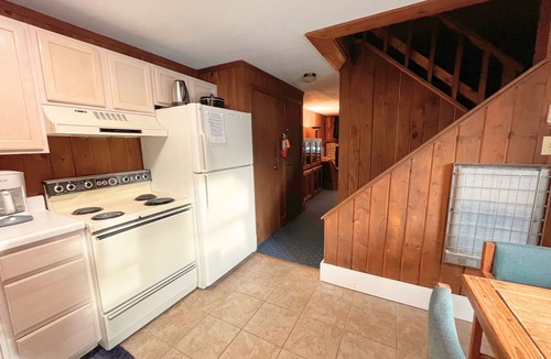 Edray House | Treetop 39 - Snowshoe , Short walk to The Village!