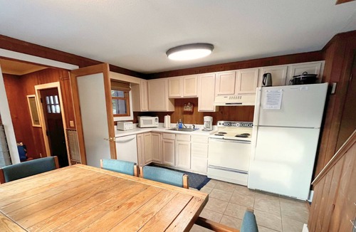 Edray House | Treetop 39 - Snowshoe , Short walk to The Village!