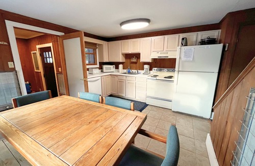 Edray House | Treetop 39 - Snowshoe , Short walk to The Village!