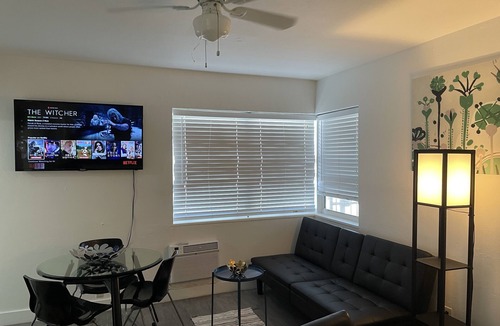 Parkside Apartment | Trendy pads in the Heart of Hollywood # H