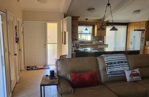 Deerfield Beach House | Tropical 3-bedroom house with Oasis Pool and Hot Tub in Deerfield Beach