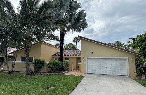 Deerfield Beach House | Tropical 3-bedroom house with Oasis Pool and Hot Tub in Deerfield Beach