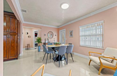 West Little Havana House | Tropical Bay House-Near By Brickell, Wynwood and South Beach