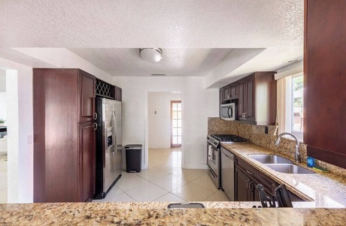 Pembroke Pines House | Tropical Bliss Retreat: Poolside Paradise Awaits