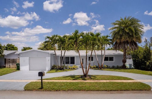 Pembroke Pines House | Tropical Bliss Retreat: Poolside Paradise Awaits