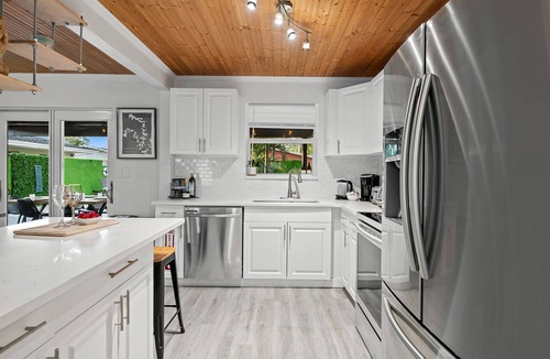 Riverside Park House | Tropical Family Home w/heated pool - PARROT.life