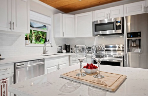 Riverside Park House | Tropical Family Home w/heated pool - PARROT.life