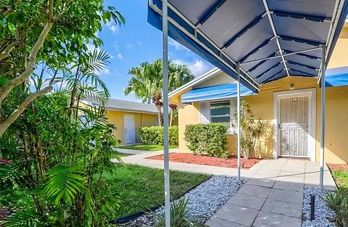 Riverside Park House | Tropical Gated 5 Bedroom 4 Bath House Pool / Guest House on Canal to New River