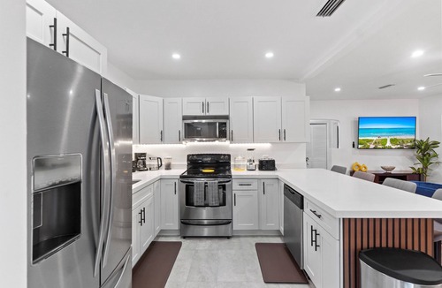 Central Oakland Park House | Tropical Getaway w Huge Yard! BNR Vacation Rentals