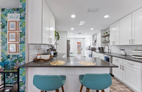 Coral Ridge Isles House | Tropical Grove Pool Villa + 5 Min to Beach
