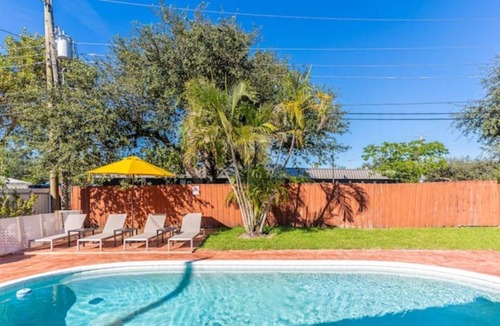 Driftwood House | Tropical Home with Guest house and Private Pool
