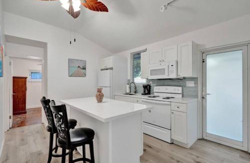 Sailboat Bend Apartment | Tropical Oasis 2BR w Pool