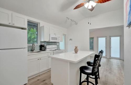 Sailboat Bend Apartment | Tropical Oasis 2BR w Pool