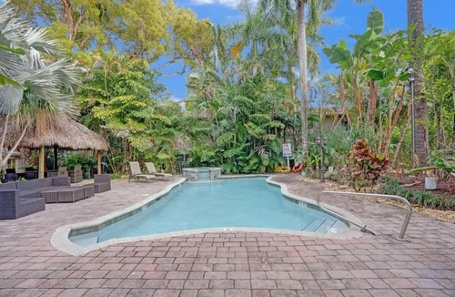 Sailboat Bend Hotel | Tropical Oasis Studio w Pool