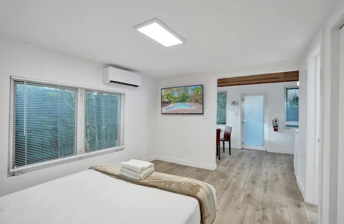 Sailboat Bend Hotel | Tropical Oasis Studio w Pool