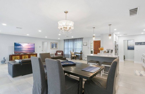 Fort Lauderdale House | TROPICAL - POOL & BEDROOMS HAVE PRIVATE BATHROOMS!