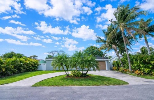 Driftwood House | Tropical Pool Oasis Near HardRock Casino Beach
